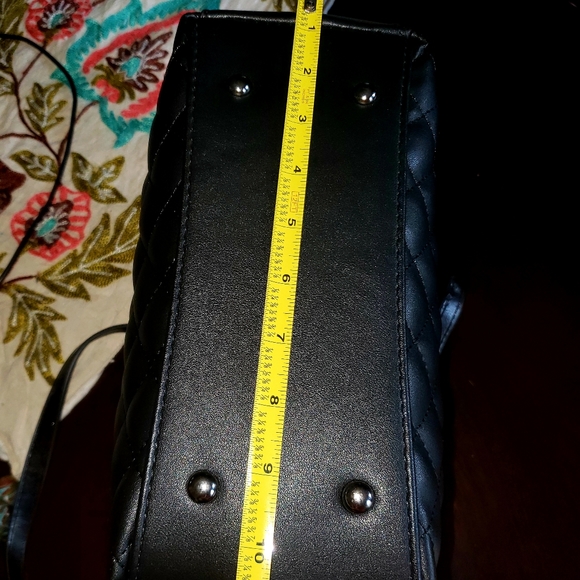 Beautiful leather quilted pattern black purse - Picture 5 of 8